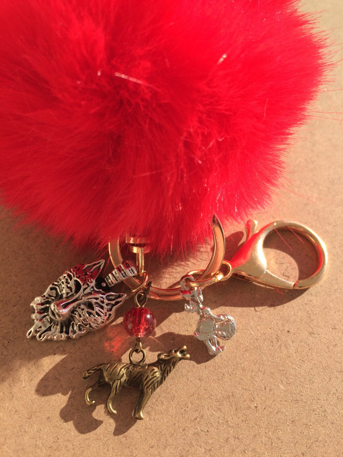 Pompom Ruby - Es War Einmal Rubinrot Rotkäppchen Pompom Ruby - Es War Einmal Rubinrot Rotkäppchen von AurelieDIY