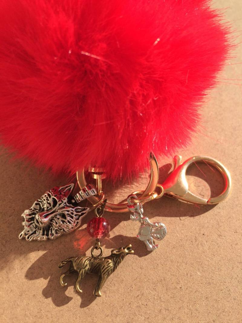Pompom Ruby - Es War Einmal Rubinrot Rotkäppchen Pompom Ruby - Es War Einmal Rubinrot Rotkäppchen von AurelieDIY