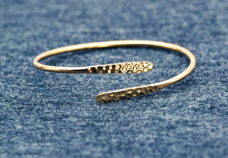 Ausgefallener Armreif Mit Geklopfter Oberfläche, in Silber Und Gold von AurelieHandicrafts