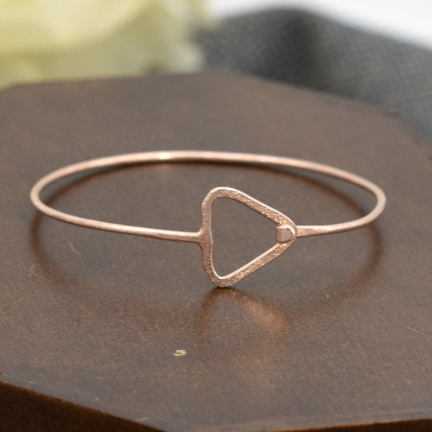 Eleganter Roséfarbener Armreif "Triangle" Eleganter Roséfarbener Armreif "Triangle" von AurelieHandicrafts