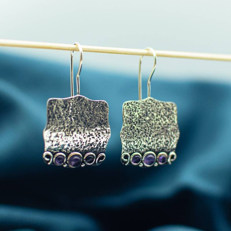 Gehämmerte Scheiben Hängeohrringe Mit Amethyst von AurelieHandicrafts