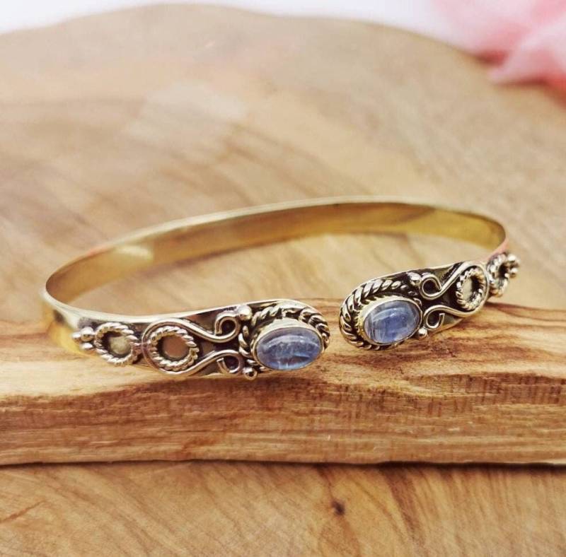 Goldener Armreif Mit Echten Mondsteinen, Messingarmreif, Verstellbar von AurelieHandicrafts