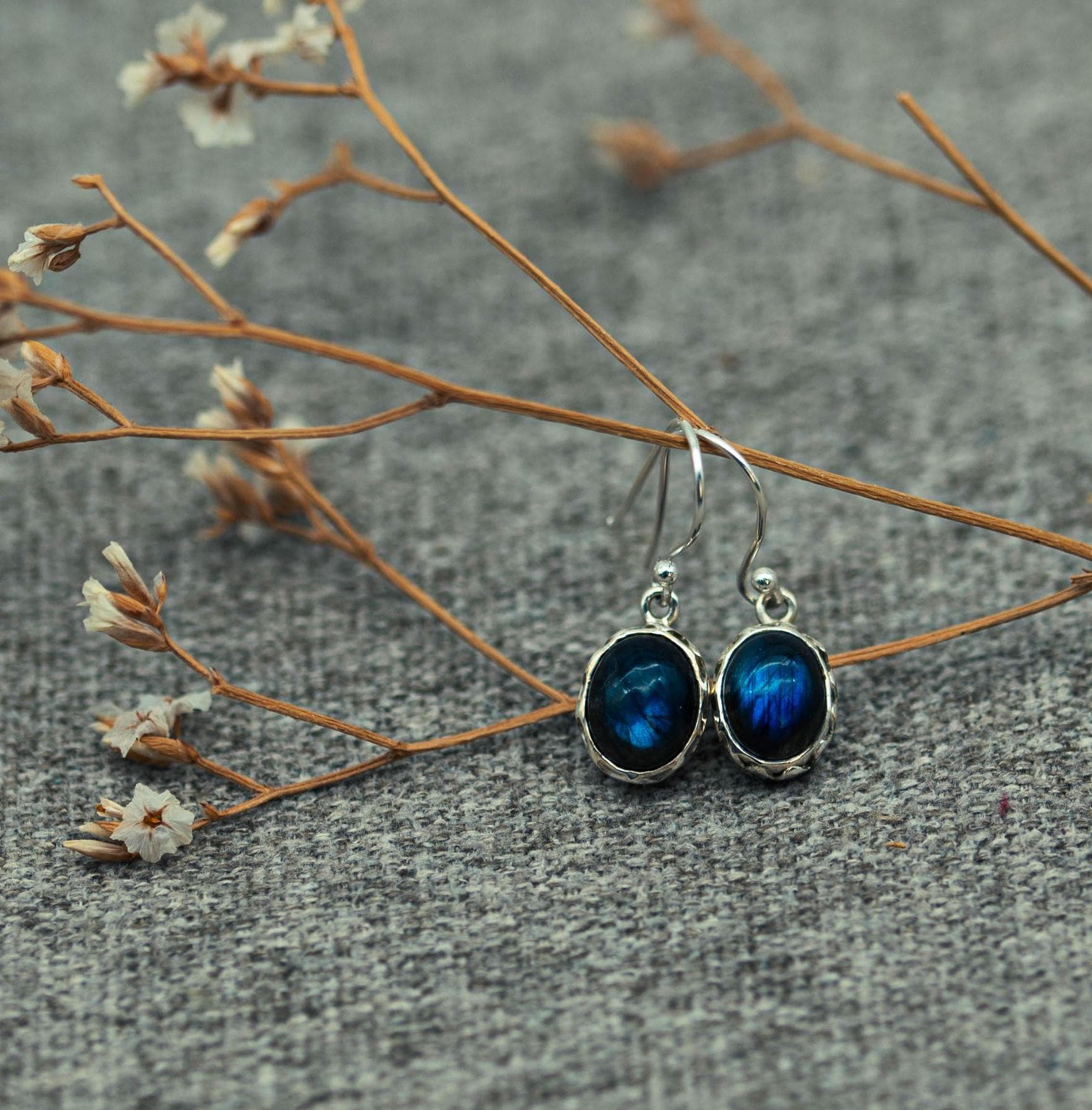 Hängeohrringe Mit Labradorit in Verspielter Silberfassung, 925 Sterlingsilber von AurelieHandicrafts