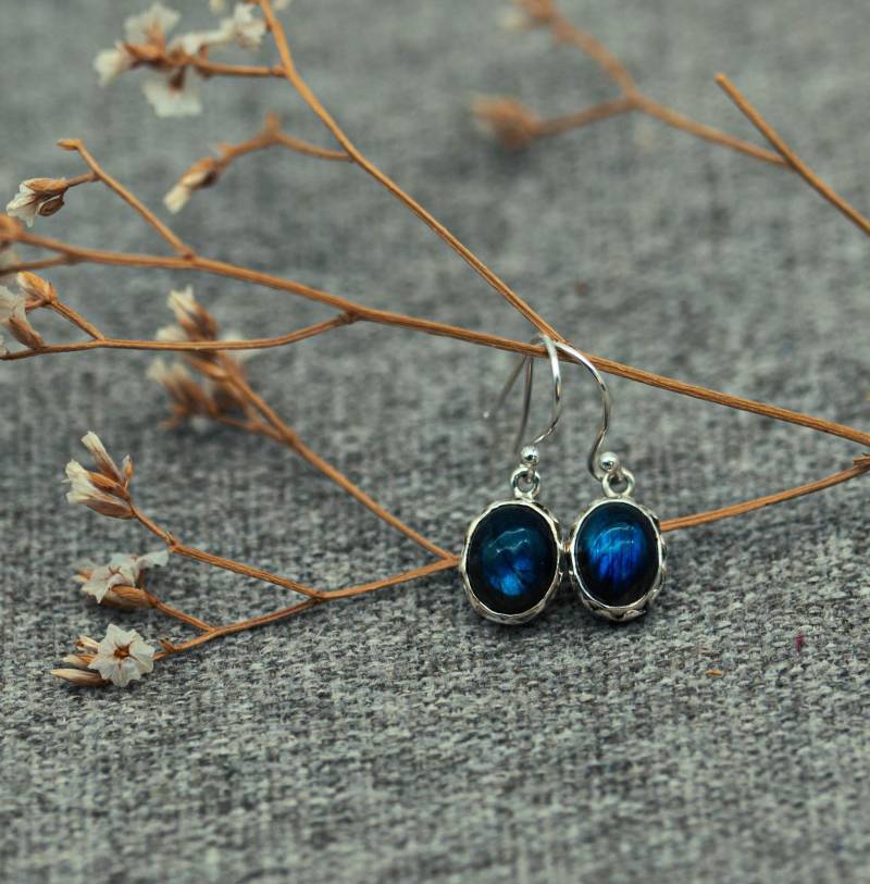 Hängeohrringe Mit Labradorit in Verspielter Silberfassung, 925 Sterlingsilber von AurelieHandicrafts