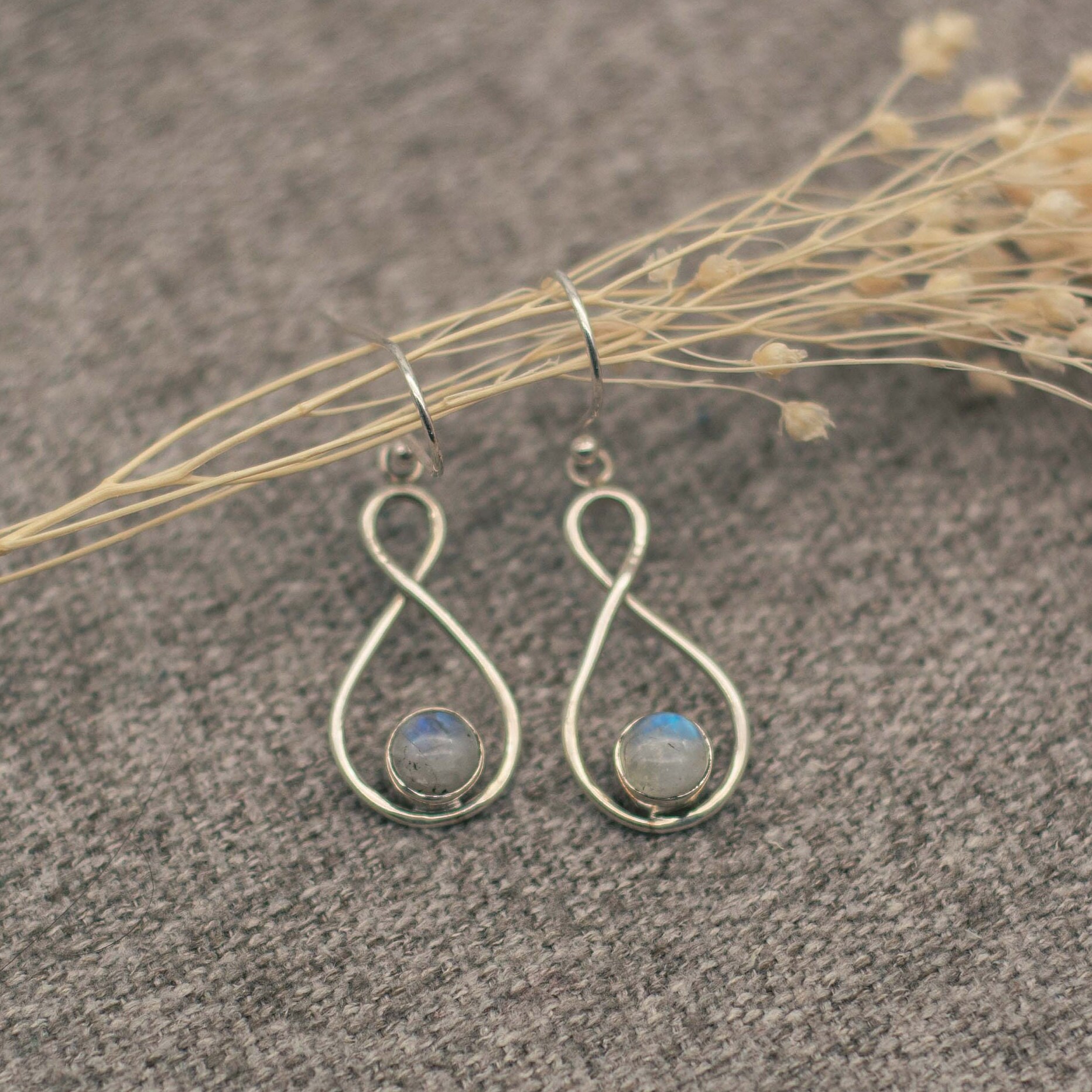 Infinity Hängeohrring Mit Edelstein Mondstein, 925 Sterlingsilber von AurelieHandicrafts