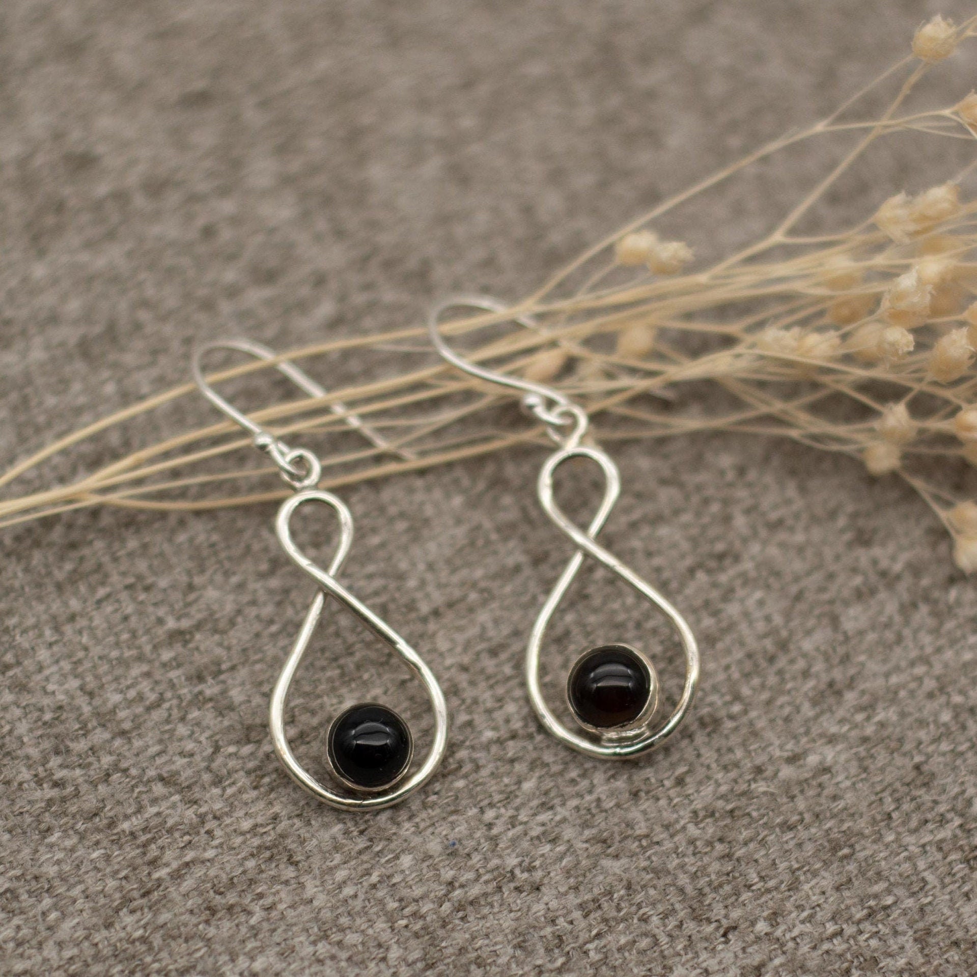 Infinity Hängeohrring Mit Edelstein Onyx Infinity Hängeohrring Mit Edelstein Onyx von AurelieHandicrafts
