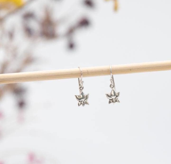 Schlichte Silberohrringe Lotusblume, Kinderohrringe von AurelieHandicrafts
