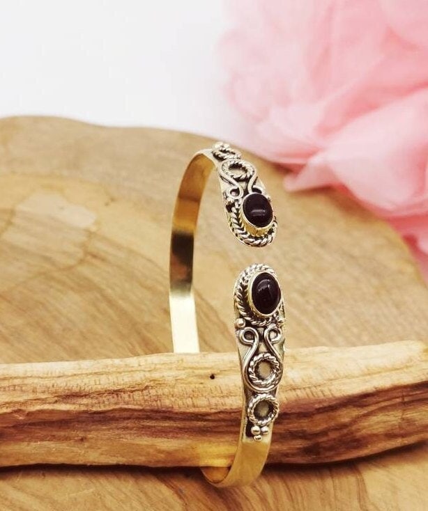 Vintage Messing Armreif Mit Schwarzen Edelsteinen "Onyx" von AurelieHandicrafts