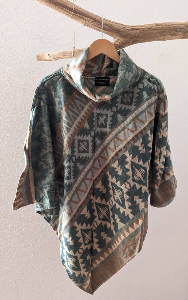 Warmer Bohemian Poncho Wim, Beige/ Blau/ Braun von AurelieHandicrafts