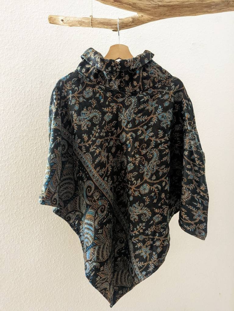 Warmer Poncho Mit Paisley Muster, Schwarz/Blau, Lenni von AurelieHandicrafts