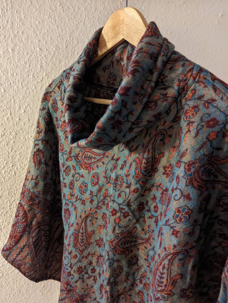 Winter Poncho Mit Paisleymuster, Türkis/Weinrot von AurelieHandicrafts