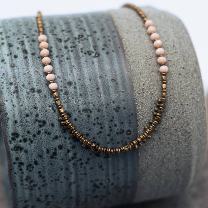 Zierliche Halskette Mit Antiken Messingperlen Und Facettierten Beigen Glasperlen von AurelieHandicrafts