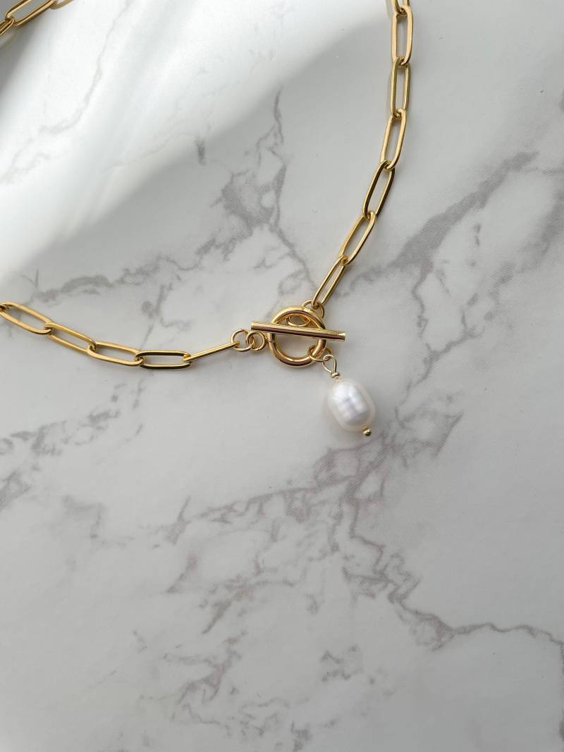 Goldene Paperclip Halskette Mit Perlenanhänger Und Toggle Verschluss, Gliederkette von AurelieOfficial