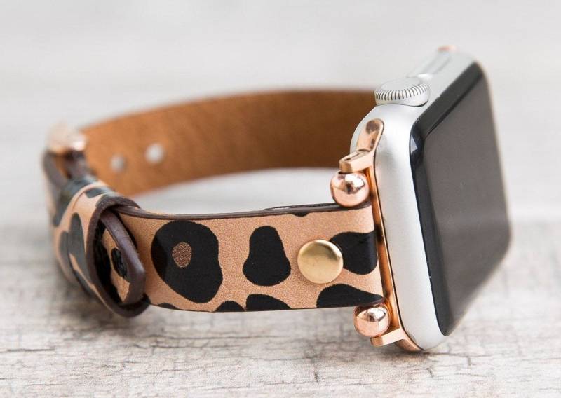 Uhrenarmband Aus Leder in Leopard-Optik Mit Goldenen Nieten von AureoLeather