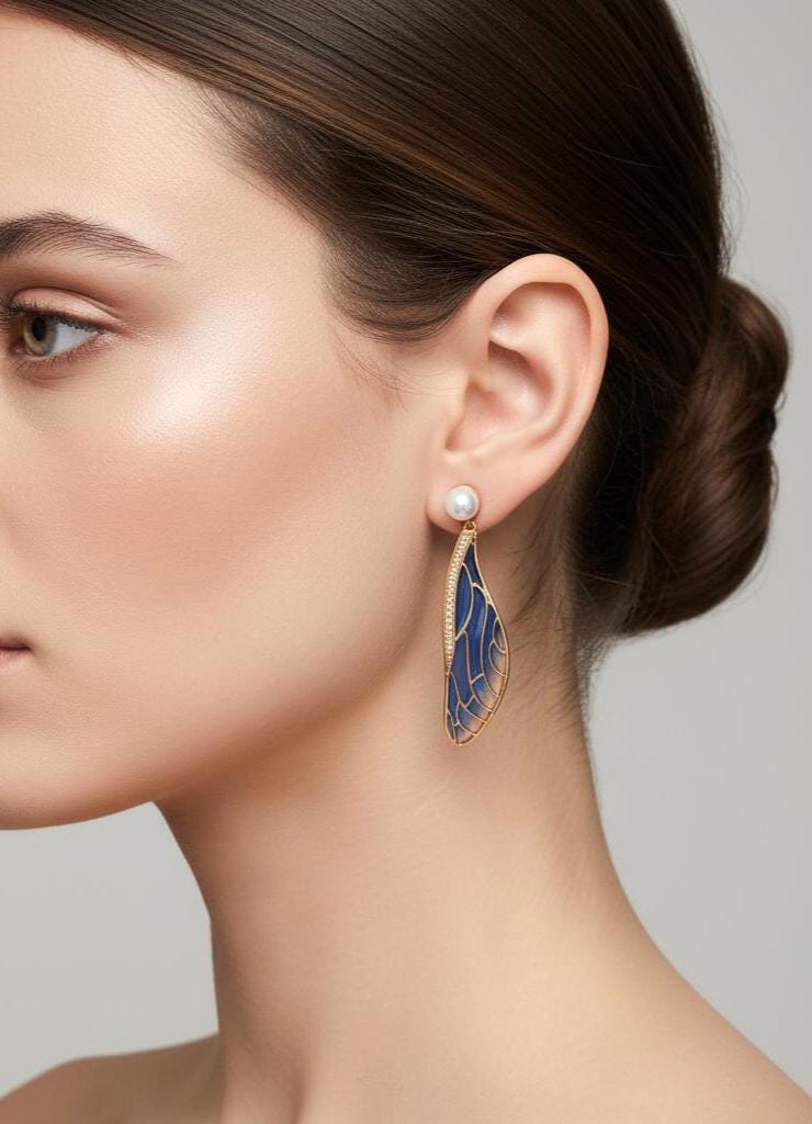Blue Glass Wing Earrings Pearl Studs 925 Silber Ohrstecker Elegante Schmetterlingsflügel Ohrringe Goldplattiert Geschenk Für Sie von AuriBySelina