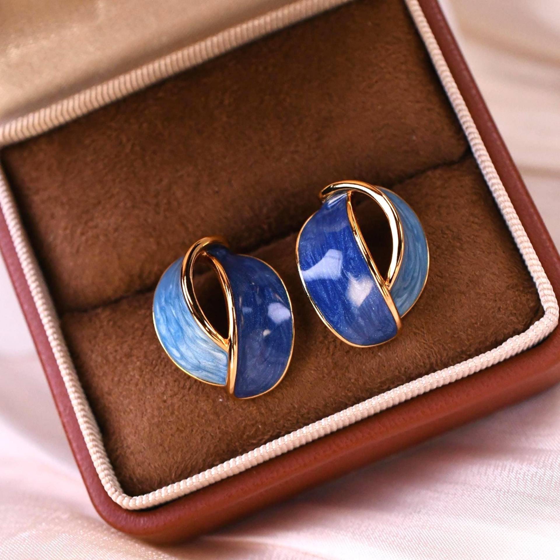 Emaille-Ohrstecker Blau-Gold „Himmel Und Meer" Design 925 Sterling Silber Stecker Elegant & Modern von AuriBySelina