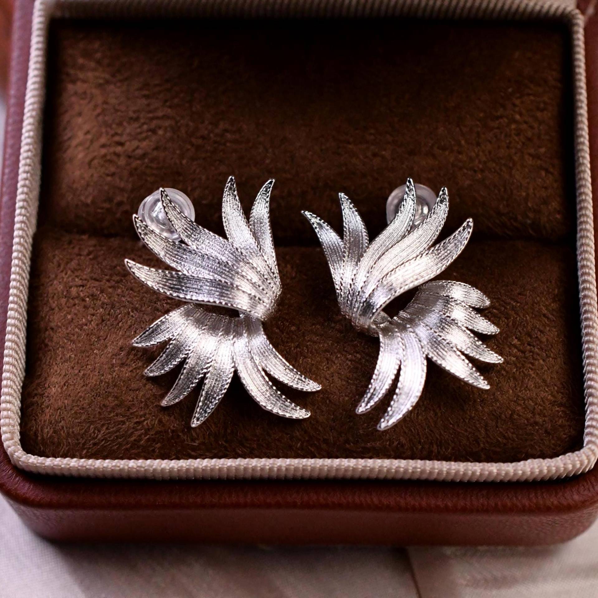 Flügel Feder Ohrringe Kupfer Versilbert 925 Silber Ohrstecker Handgefertigte Eleganter Statement Schmuck von AuriBySelina