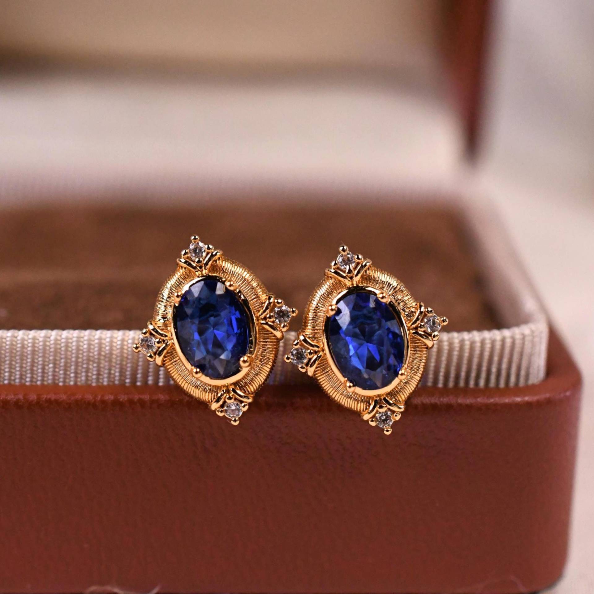 Vergoldete Saphirblaue Zirkonia Ohrstecker 925 Silber Nadel Vintage-stil Eleganz Ohrringe Damen Handgefertigter Schmuck Geschenk von AuriBySelina