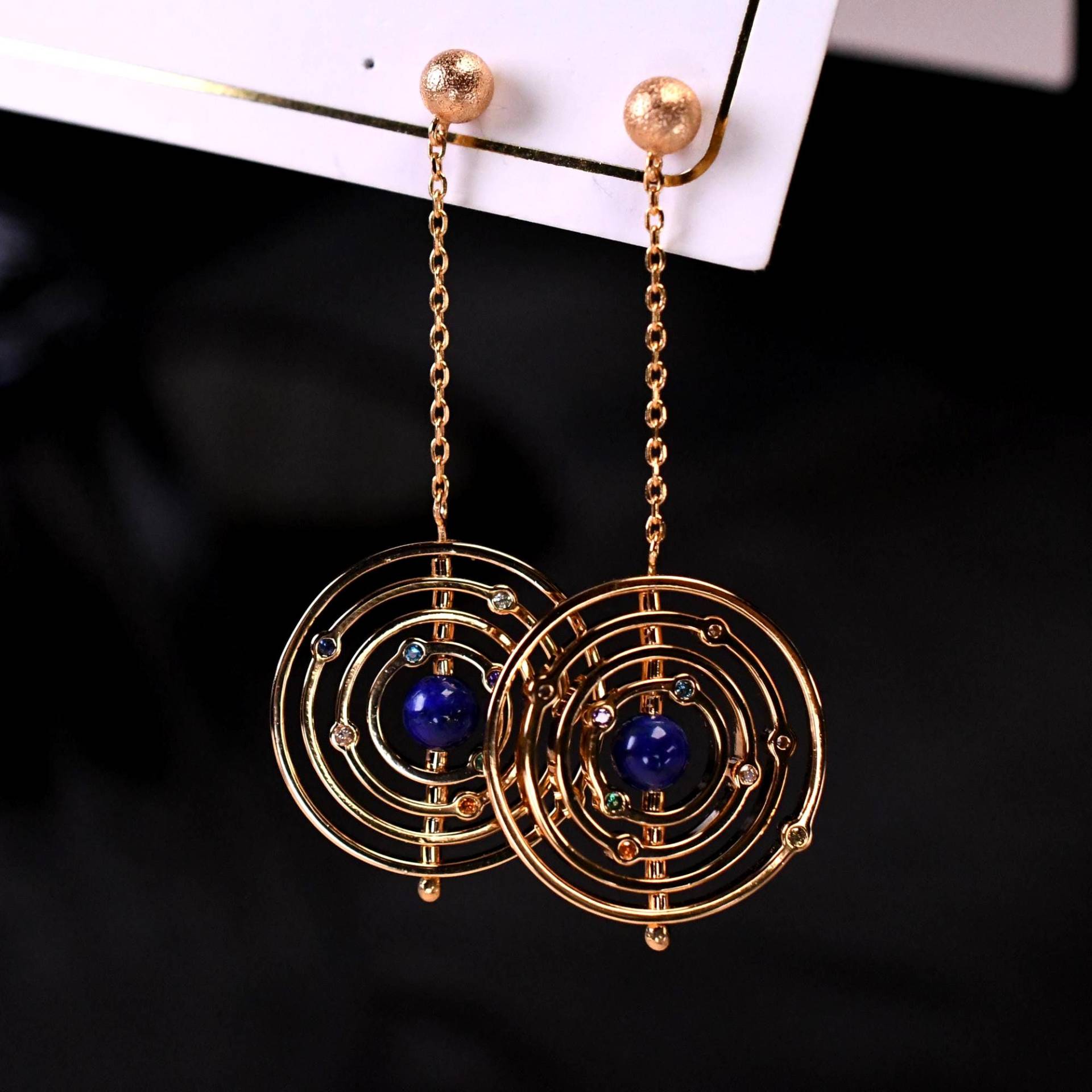 Vintage-Stil Orbit Ohrringe Drehbares Planetendesign Lapislazuli Bunte Zirkonia Vergoldet 925 Silberstecker Statement Hängeohrringe von AuriBySelina