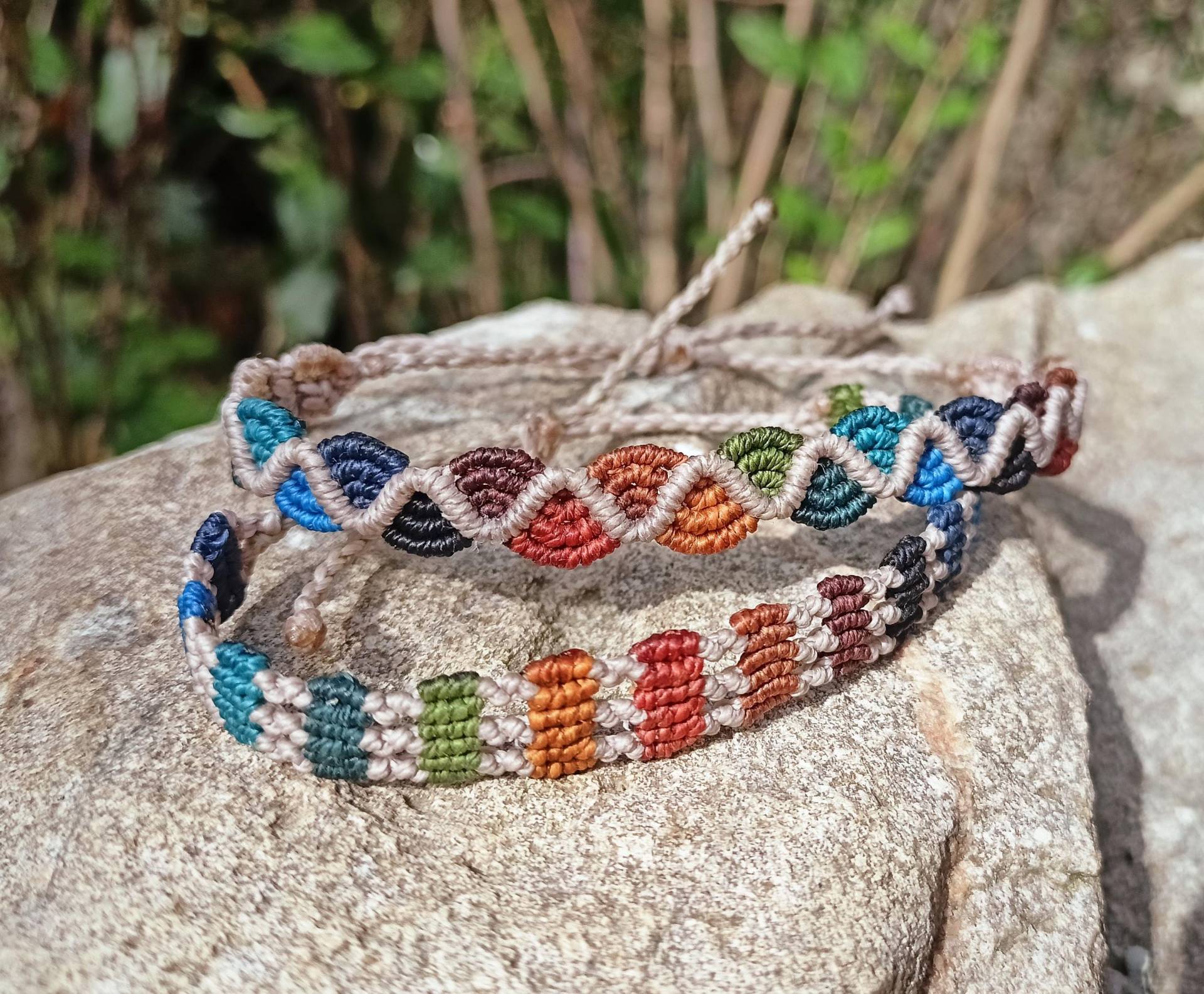 Makramee-Armband. Schöner Farbtupfer Für Ihr Handgelenk. Farbenfroh Ist Es Ein Perfektes Geschenk Sie Selbst Oder Einen Geliebten Menschen von AurianeMacrame