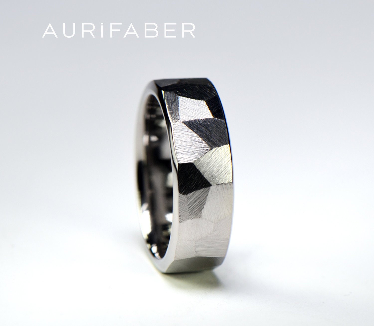 Maskuliner Titanring Für Männer. Größere Facetten. Handgefertigter Erstklassiger Mit Rauer Oberfläche. Ein Männlicher Ehering von AurifaberJewellery