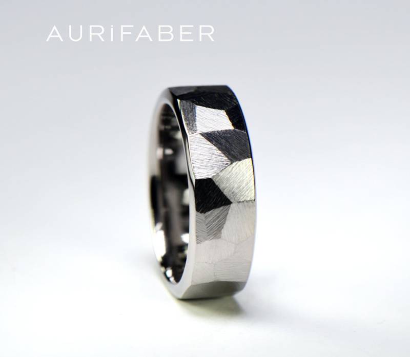 Maskuliner Titanring Für Männer. Größere Facetten. Handgefertigter Erstklassiger Mit Rauer Oberfläche. Ein Männlicher Ehering Maskuliner Titanring Für Männer. Größere Facetten. Handgefertigter Erstklassiger Mit Rauer Oberfläche. Ein Männlicher Ehering von AurifaberJewellery