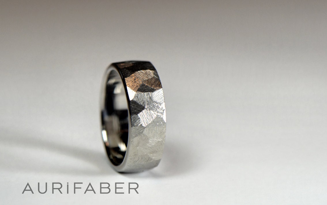 Maskuliner Titanring Für Männer. Handgefertigter Erstklassiger Mit Rauer Oberfläche. Titan Ehering Ihn. Ein Männlicher Ehering von AurifaberJewellery