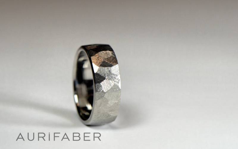 Maskuliner Titanring Für Männer. Handgefertigter Erstklassiger Mit Rauer Oberfläche. Titan Ehering Ihn. Ein Männlicher Ehering von AurifaberJewellery