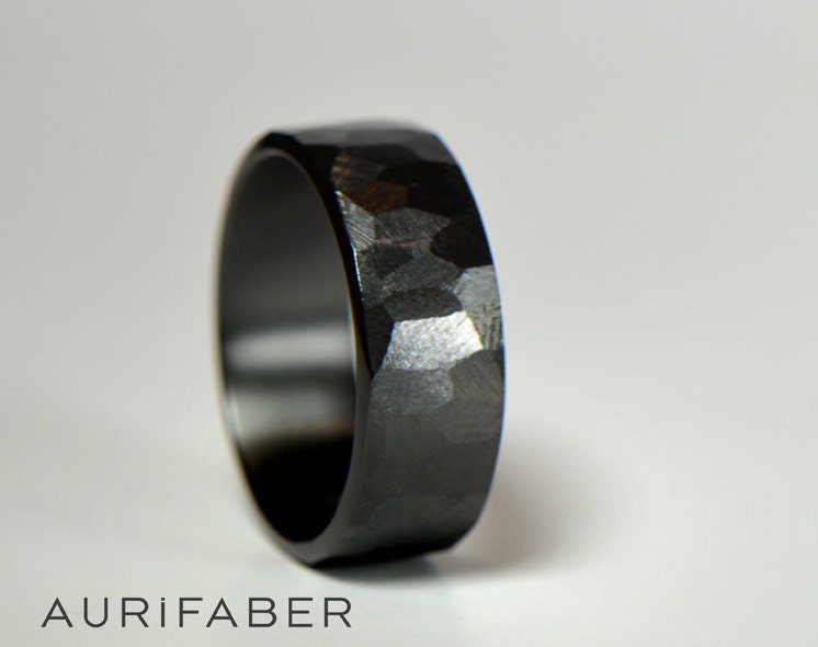 Sehr Robuster Herrenring Mit Zirkon. Handgefertigter Ring Aus Schwarzem Zirkon Rauer Oberfläche. Hartmetall Schmuck. Ein Männlicher Ehering von AurifaberJewellery