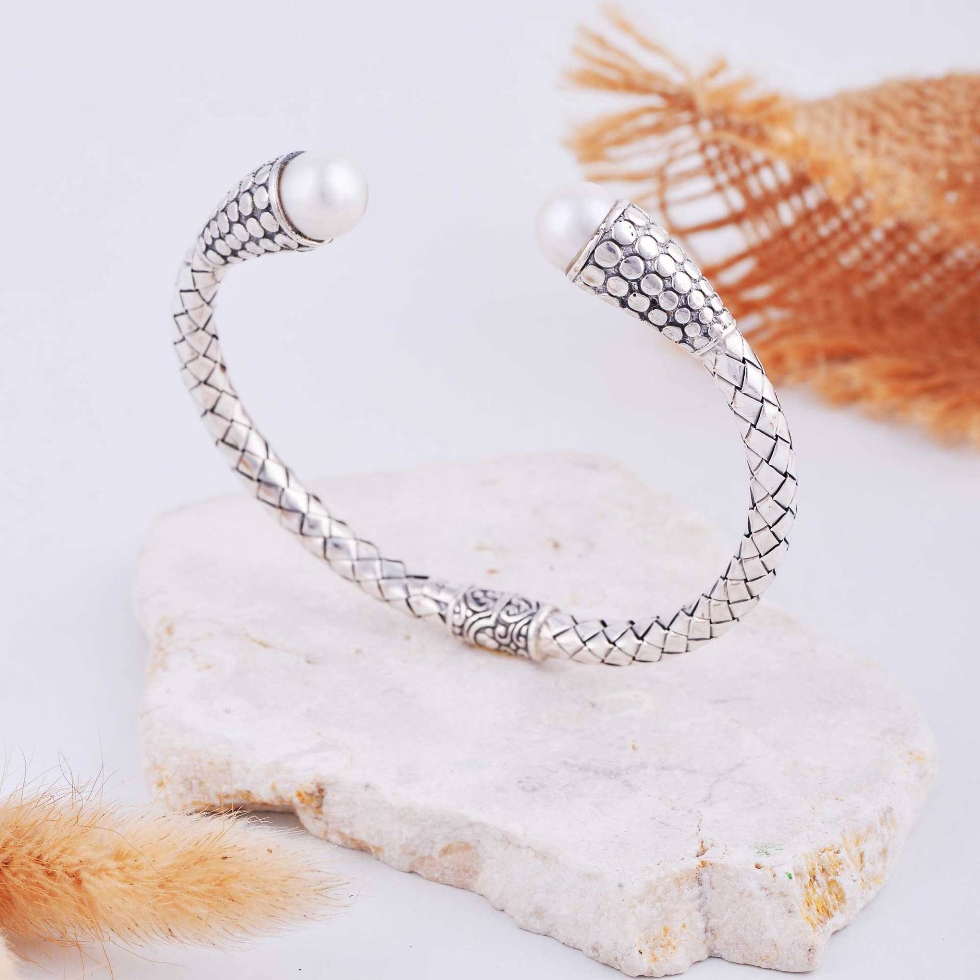 Bali Perlen Armband, Sterling Silber Gewebt Armreif Mit Süßwasser Perle, Indonesien Schmuck Bali Perlen Armband, Sterling Silber Gewebt Armreif Mit Süßwasser Perle, Indonesien Schmuck von Aurolius