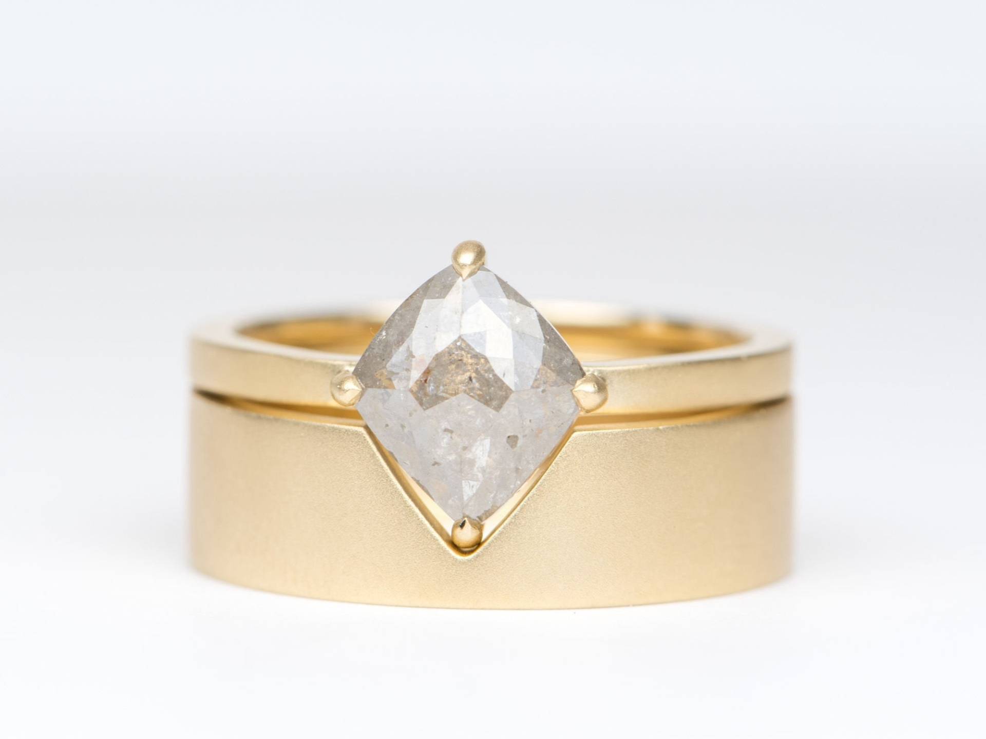 1.3Ct Kite-Form Salz Und Pfeffer Diamant Verlobungsring Mit Breiten Ehering 14K Gelbgold Braut Set Hellgrau Cut-Out Unisex R6256 1.3Ct Kite-Form Salz Und Pfeffer Diamant Verlobungsring Mit Breiten Ehering 14K Gelbgold Braut Set Hellgrau Cut-Out Unisex R6256 von AuroraDesigner