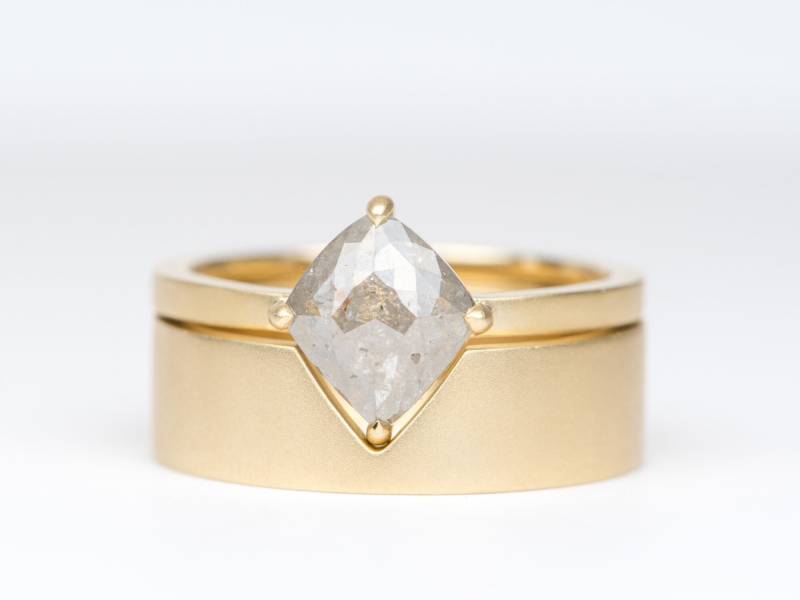 1.3Ct Kite-Form Salz Und Pfeffer Diamant Verlobungsring Mit Breiten Ehering 14K Gelbgold Braut Set Hellgrau Cut-Out Unisex R6256 von AuroraDesigner