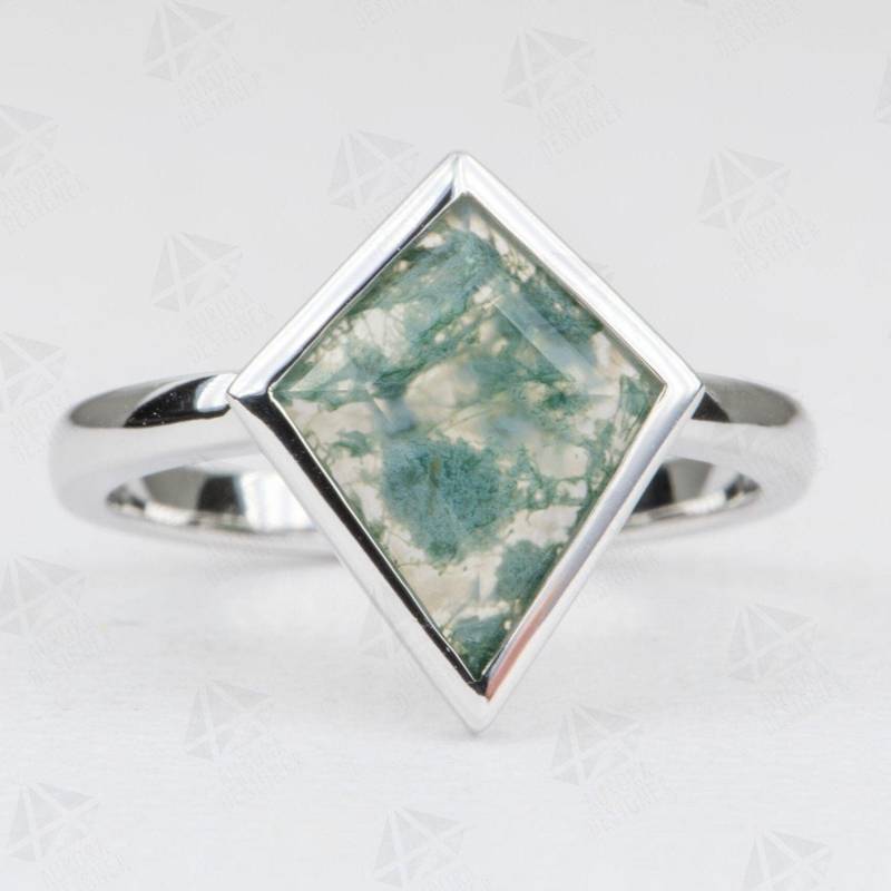 1.71Ct Drachen Form Moosachat Lünette Set Verlobungsring 14K Weißgold Low-Profile Ooak Einzigartige Alternative Braut Grün Celestial Ad1486-7 von AuroraDesigner