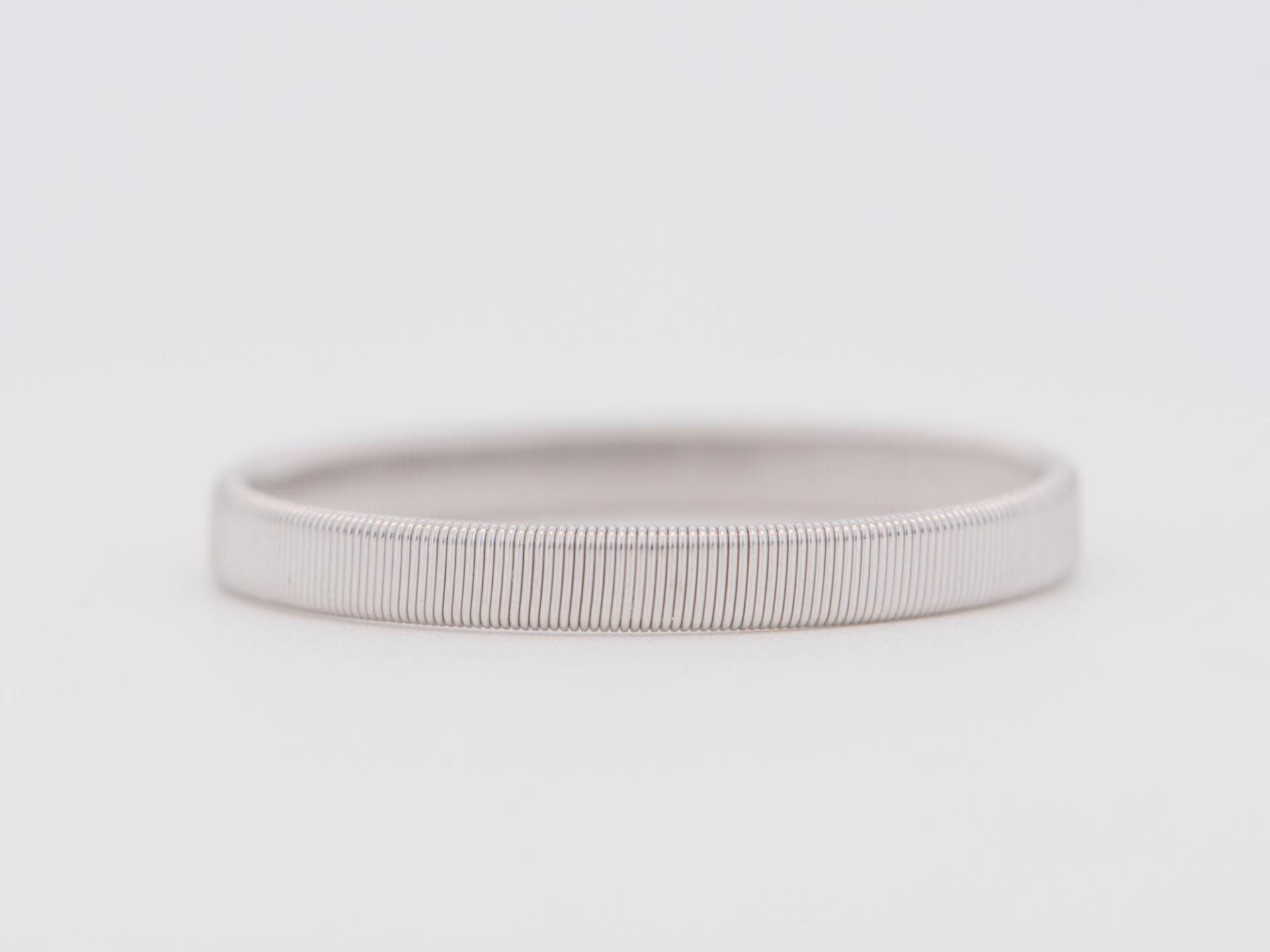 18K Weißgold Flat Style Coil Ring Wie Marco Bicego Ehering Stapelringe Stapelbar Einzigartiges Gewebtes Designgeschenk Für Ihre Ideen R5101 von AuroraDesigner