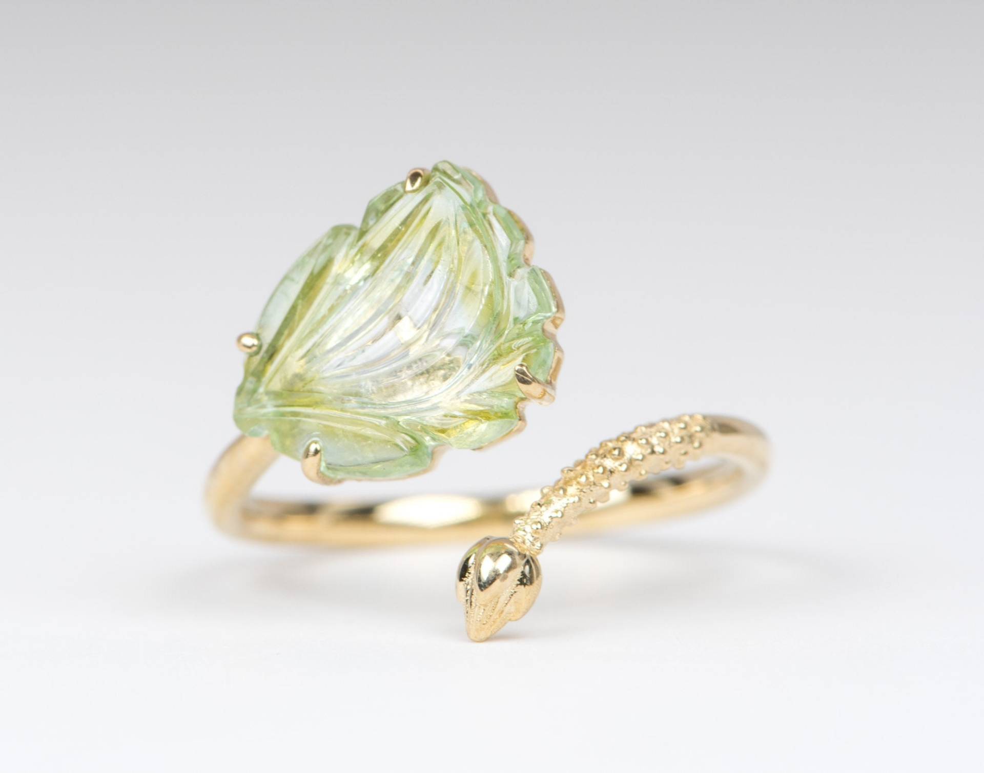 2.88Ct Turmalin Geschnitzte Blume Mit Lotus Stiel 14K Gelbgold Offenes Ende Ring Ooak Geschenk Für Sie Statement Unikat R6211 von AuroraDesigner