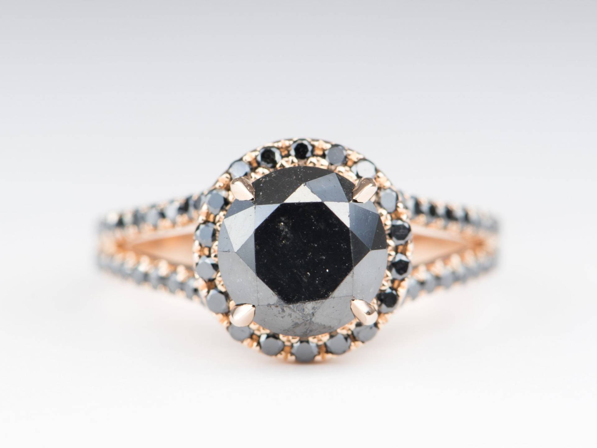 2.96Ct Runder Schwarzer Diamant Halo Und Pave Band 14K Rose Gold Verlobungsring Erhöhte Einstellung Split Alternative Braut Dunkel Romantisch von AuroraDesigner