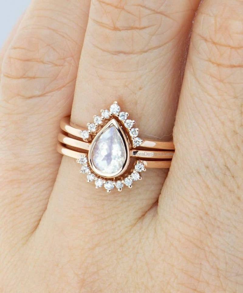 Birnenform Regenbogen Mondstein 14K Rose Gold Verlobungsring Set Zwei Diamant Verschachtelung Eheringe Facettierte Krone Tiara Stapelringe Ad1587 von AuroraDesigner