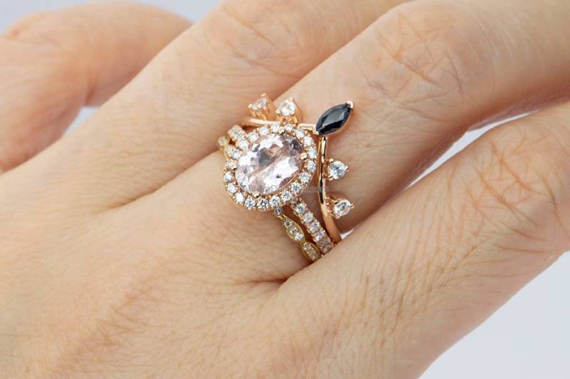 Natürliche Schwarze Und Weiße Saphir Ring 14K Rose Gold Gebogene Krone Hochzeitsband Stapelringeenhancer Alternative Ad1574 von AuroraDesigner