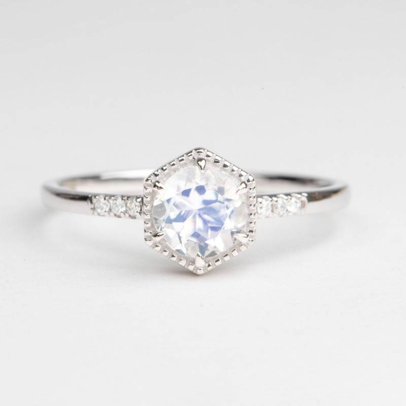 Regenbogen Mondstein Hexagon Setting Mit Diamant Band Verlobungsring 14K Gold Milgrain Details Diamanten Pave Alternative Braut Ad1462M von AuroraDesigner