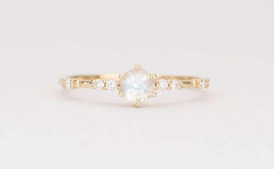 Regenbogen Mondstein Verlobungsring 14K Gold Facettierte 4 Mm Rund Diamant Ring Prong Cluster Hochzeit Stapeln Ringe Stapelbar Einzigartiges Geschenk von AuroraDesigner