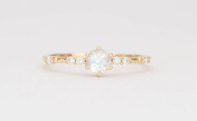 Regenbogen Mondstein Verlobungsring 14K Gold Facettierte 4 Mm Rund Diamant Ring Prong Cluster Hochzeit Stapeln Ringe Stapelbar Einzigartiges Geschenk von AuroraDesigner