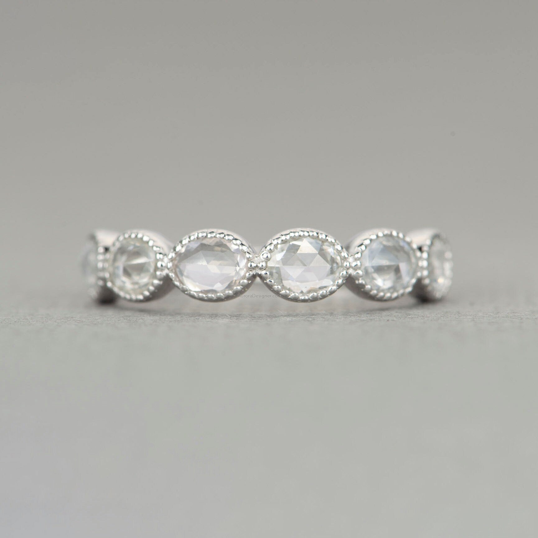 Rosenschliff Oval Weißer Saphir Ring 14K Gold Halbe Ewigkeit Ehering Diamant Alternative Lünette Set Milgrain Stapelringe Ad1783 von AuroraDesigner