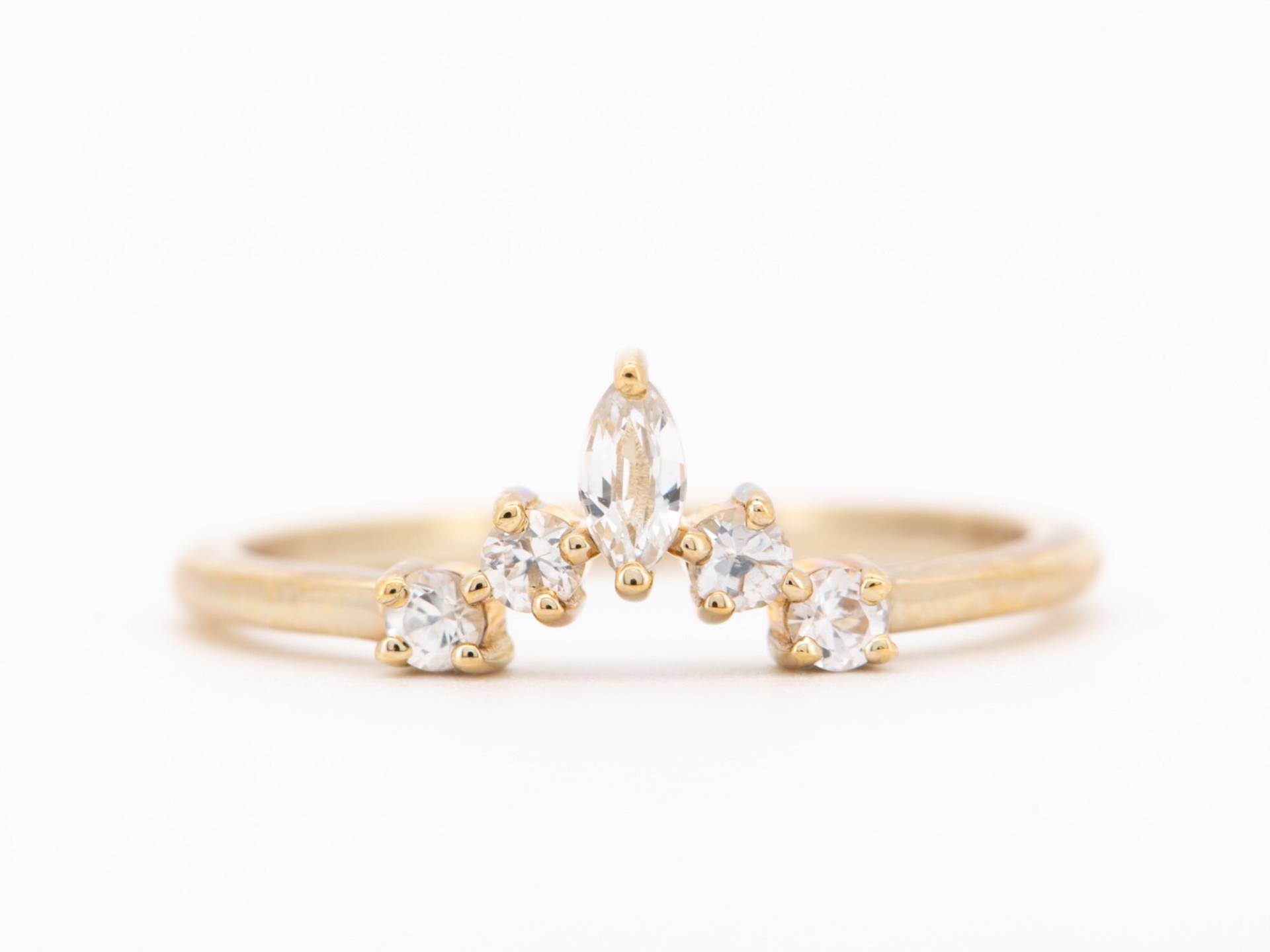 Round & Marquise Weißer Saphir Ring 14K Gold Krone Hochzeitsband Kurve Kontur Stapelringe Diamant Alternative Wachen Enhancer Ad1446 von AuroraDesigner