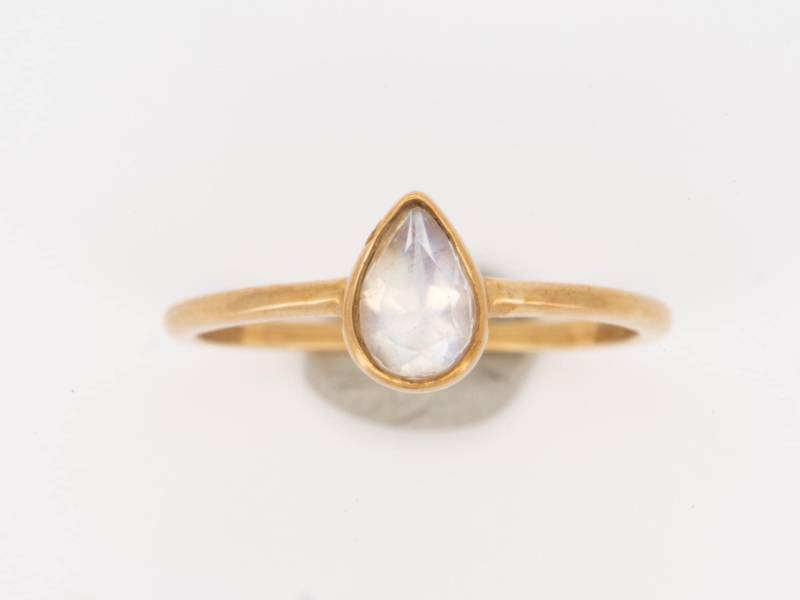 Tropfen Mondstein Ring 14K Gold Lünette Set Verlobungsring Birne Solitär Alternative Braut Weihnachtsgeschenk Für Sie Handmade Ad1233 von AuroraDesigner