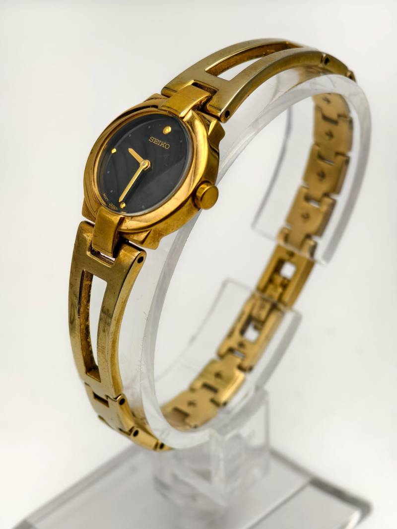 Vintage 1990S Seiko Damen Quarz Gold Tone Armbanduhr Mit Schwarzem Zifferblatt Und Cut-Out Armband von AuroraVintageWatch
