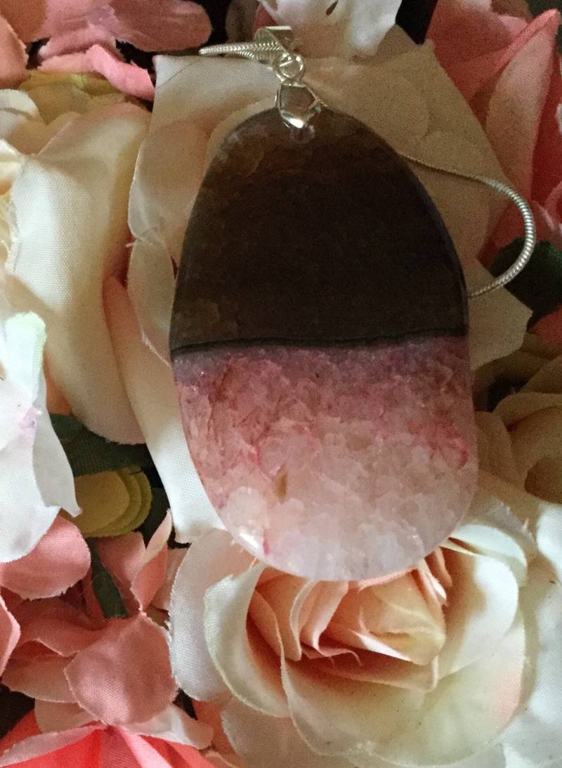 Geschnittener Achat Anhänger von AurorasGemstones