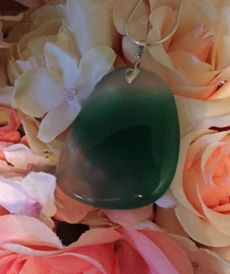 Grüner Achat Anhänger von AurorasGemstones