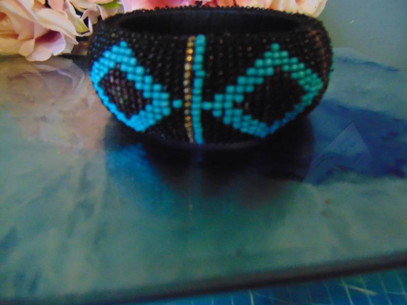 Wunderschönes Vintage Boho Armreif Mit Perlenstickerei von AurorasGemstones