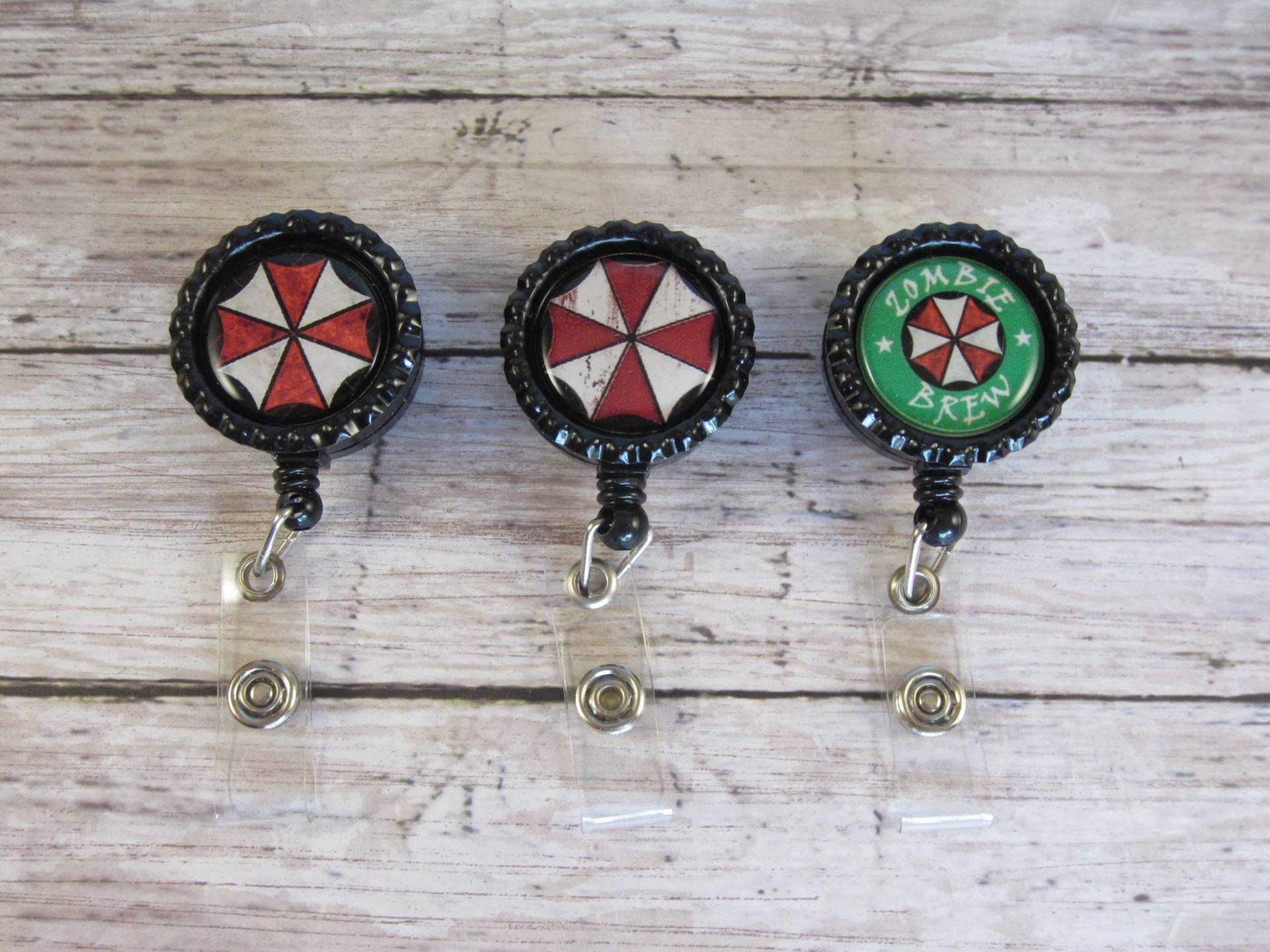 Von Resident Evil Inspiriert - Einziehbarer Namenshalter Von Resident Evil Inspiriert - Einziehbarer Namenshalter von AurorasGiftBox