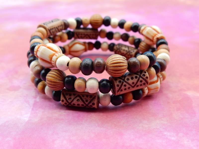 Armband Memory Draht Holz Und Acryl Perlen Armband Memory Draht Holz Und Acryl Perlen von AurosCrafts
